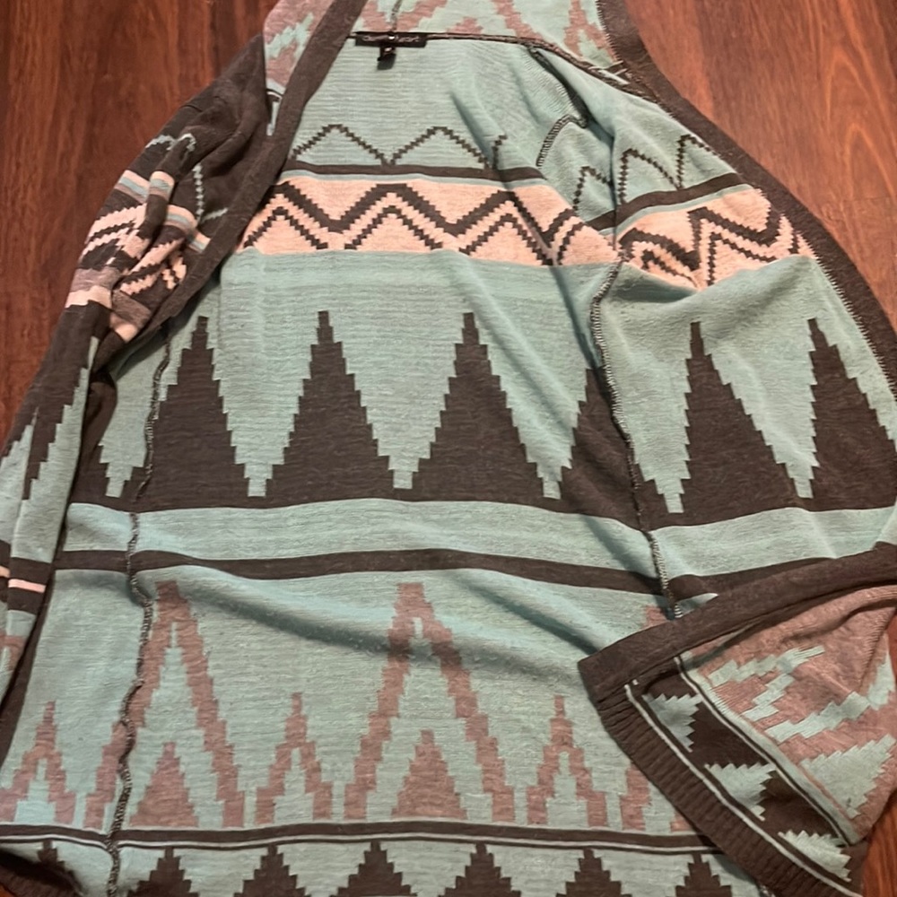 Super cute cardigan in good shape just don’t fit anymore